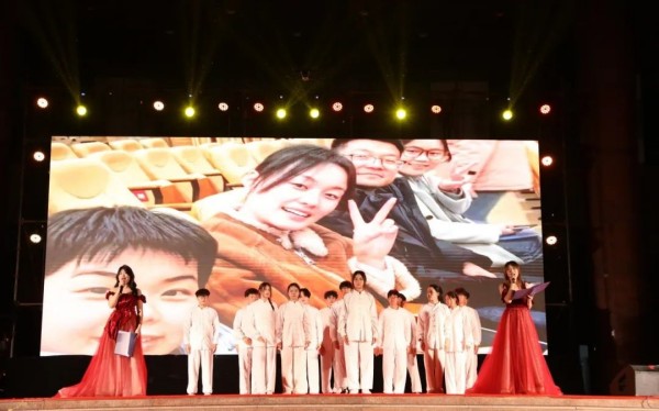 明教育集团2025年毕业晚会圆满落幕，挺膺担当开启新征程